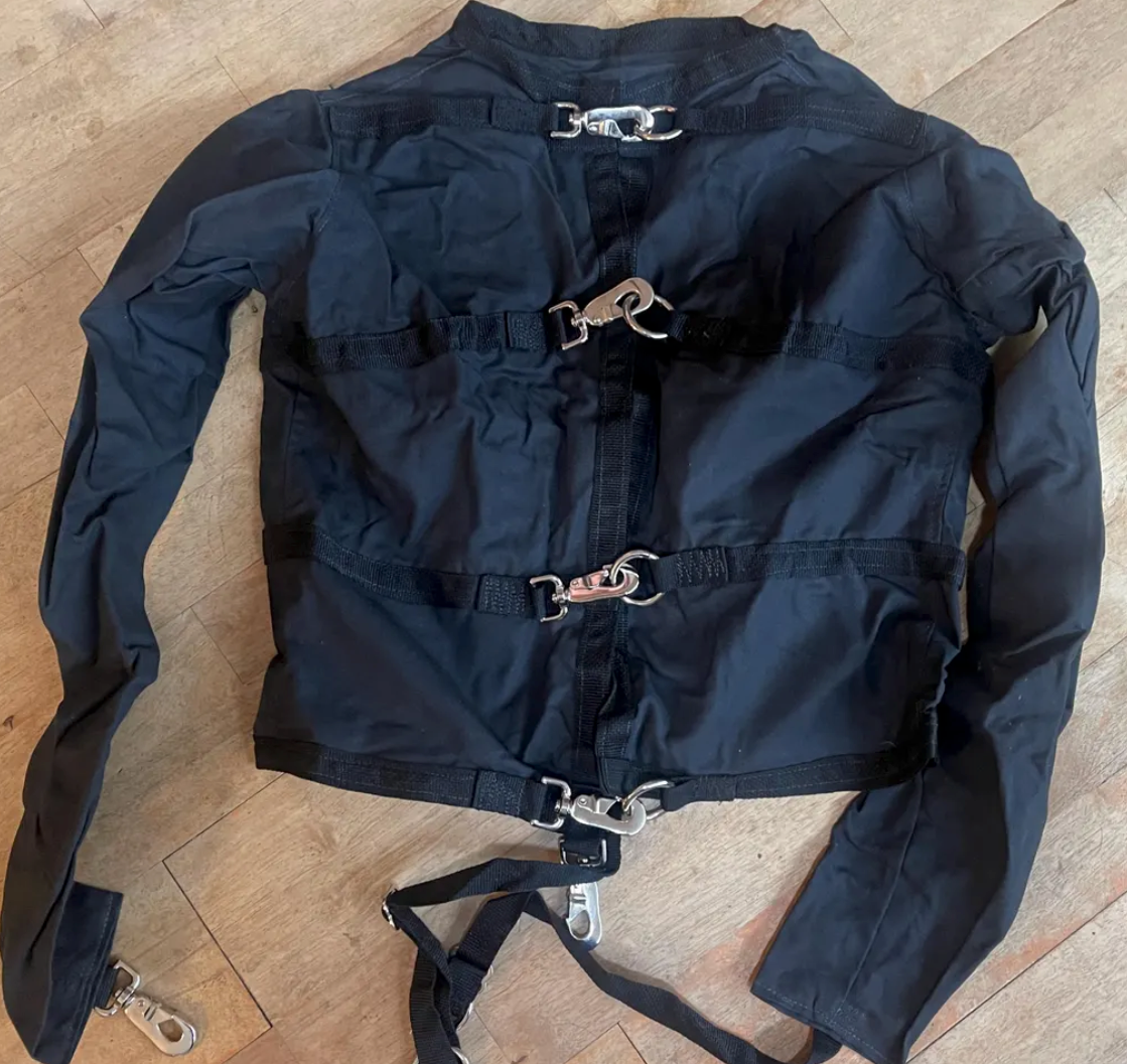 MEDIUM-Black snap hooks straight jacket