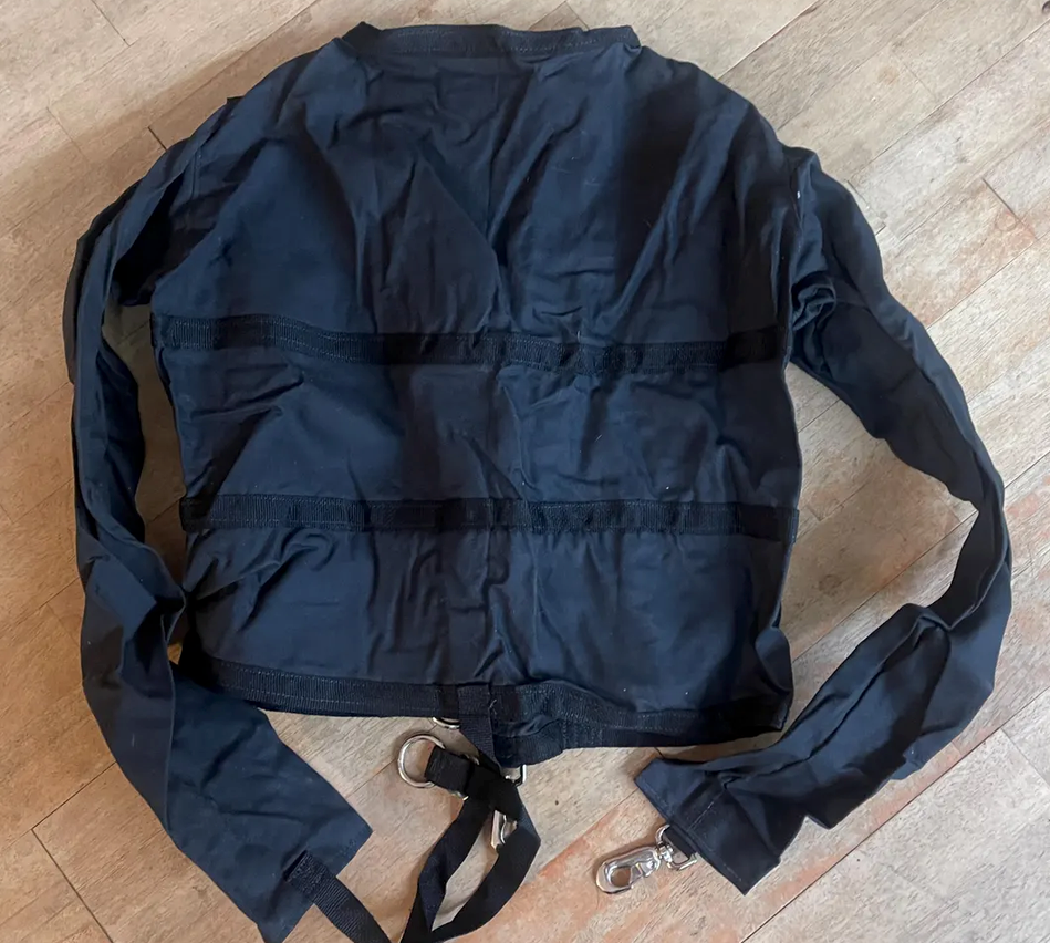 MEDIUM-Black snap hooks straight jacket